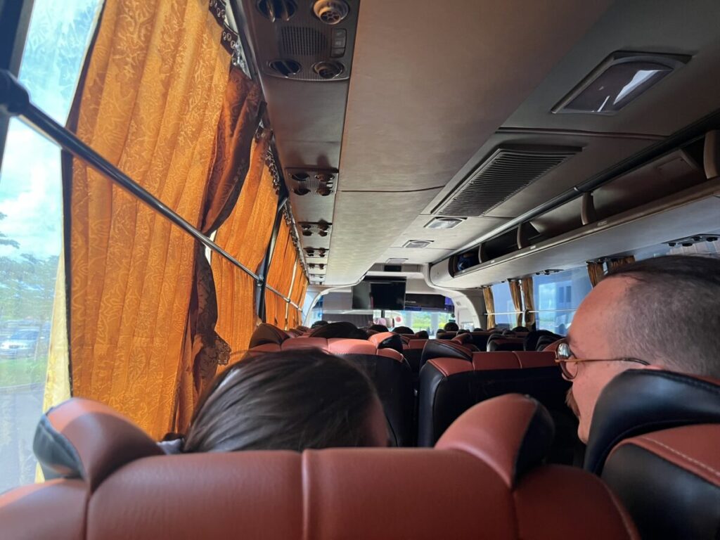 バスの車内